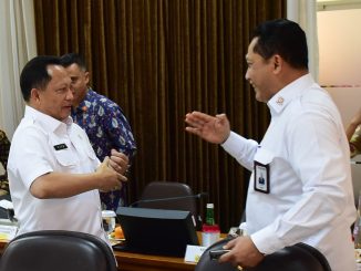 Ka Bulog Budi Waseso berbincang dengan Mendagri Tito Karnavian menjelang rapat terbatas, di Kantor Presiden, Jakarta, Rabu (4/12) siang. (Foto: Rahmat/Humas)