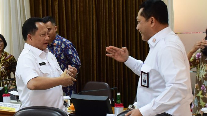 Ka Bulog Budi Waseso berbincang dengan Mendagri Tito Karnavian menjelang rapat terbatas, di Kantor Presiden, Jakarta, Rabu (4/12) siang. (Foto: Rahmat/Humas)