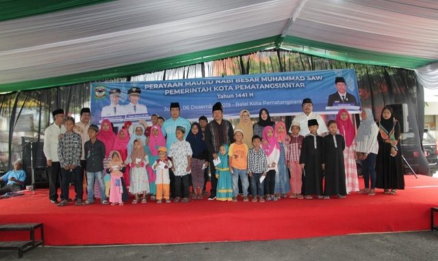 Puluhan anak yatim menerima santunan dari Pemerintah Kota (Pemko) Pematangsiantar. Penyerahan santunan dilakukan dalam rangkaian peringatan Maulid Nabi Muhammad SAW 1441 H