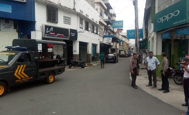 Tampak Petugas Kepolisian dan Dinas Perhubungan di Perempatan Jalan Dipenogoro-Jalan Cipto