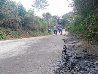 Jalan di nagori Siatasan setelah dikerjakan Aspal sudah rusak