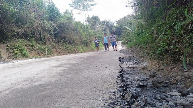 Jalan di nagori Siatasan setelah dikerjakan Aspal sudah rusak