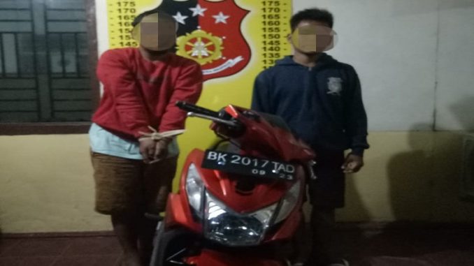 Pelaku Dan Penadah Curanmor Berikut Barang Bukti Saat Di Mapolsek Perdagangan.