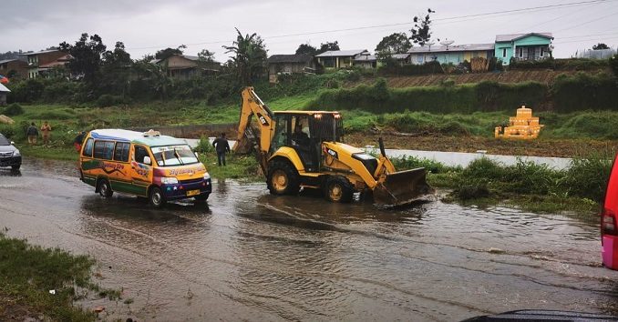 Dinas PUPR untuk mengirimkan satu alat berat excavator guna menormalisasikan parit