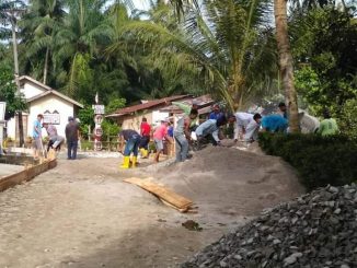 Keterangan Photo : Proses Penyelesaian Perkerasan Rabat Beton di Huta V Pulo Sarana, Nagori Bahal Batu, Kecamatan Hutabayu Raja, Kabupaten Simalungun