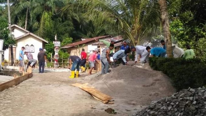 Keterangan Photo : Proses Penyelesaian Perkerasan Rabat Beton di Huta V Pulo Sarana, Nagori Bahal Batu, Kecamatan Hutabayu Raja, Kabupaten Simalungun