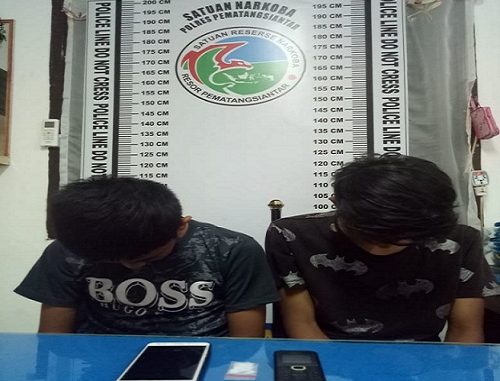 ES (13) warga jalan Mojopahit Kelurahan Melayu Kecamatan Siantar Utara dan F (17) warga jalan Perak Gang Kinantan Kelurahan Baru Kecamatan Siantar Utara terlibat kasus penyalahgunaan narkotika jenis sabu sabu