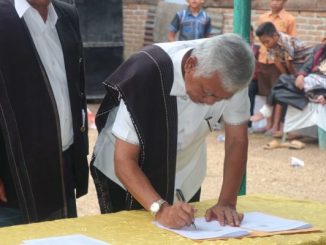 Bupati Toba Samosir (Toba) Darwin Siagian dalam sambutannya saat meresmikan Sopo Parguruan Bius Motung Siopat Marga dan menandatangani Nota Kesepahaman Antara Badan Pelaksana Otorita Danau Toba dengan Bius Motong Siopat Marga di Desa Motung,Kecamatan Ajibata,Toba. (11/12/2019).