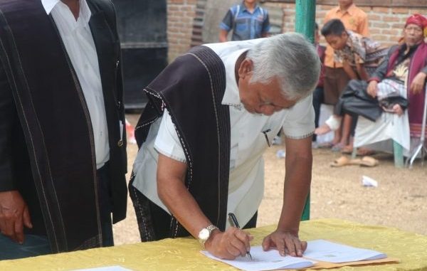 Bupati Toba Samosir (Toba) Darwin Siagian dalam sambutannya saat meresmikan Sopo Parguruan Bius Motung Siopat Marga dan menandatangani Nota Kesepahaman Antara Badan Pelaksana Otorita Danau Toba dengan Bius Motong Siopat Marga di Desa Motung,Kecamatan Ajibata,Toba. (11/12/2019).