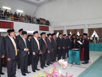 Rapat paripurna DPRD Kabupaten Toba Samosir (Tobasa) digelar di ruang rapat paripurna dalam rangka pengambilan sumpah atau janji anggota DPRD ,hari Senin (16/12/2019)