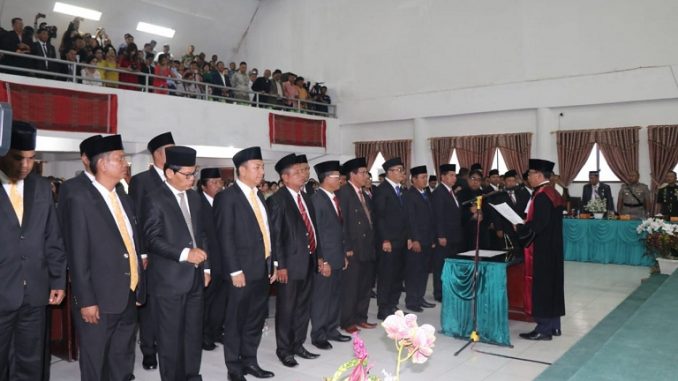 Rapat paripurna DPRD Kabupaten Toba Samosir (Tobasa) digelar di ruang rapat paripurna dalam rangka pengambilan sumpah atau janji anggota DPRD ,hari Senin (16/12/2019)