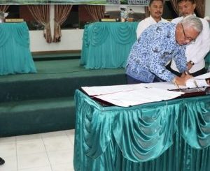 DPRD Kabupaten Toba Samosir (Toba) bersama Pemerintah Kabupaten Toba telah menetapkan keputusan bersama Rancangan Peraturan Daerah (Perda) tentang penetapan Anggaran Pendapatan dan Belanja Daerah APBD) Tahun Anggaran 2020 dan Empat (4) Ranperda Pemkab Toba, dalam rapat paripurna di gedung DPRD Toba , Jumat 29 November2019.