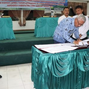 DPRD Kabupaten Toba Samosir (Toba) bersama Pemerintah Kabupaten Toba telah menetapkan keputusan bersama Rancangan Peraturan Daerah (Perda) tentang penetapan Anggaran Pendapatan dan Belanja Daerah APBD) Tahun Anggaran 2020 dan Empat (4) Ranperda Pemkab Toba, dalam rapat paripurna di gedung DPRD Toba , Jumat 29 November2019.