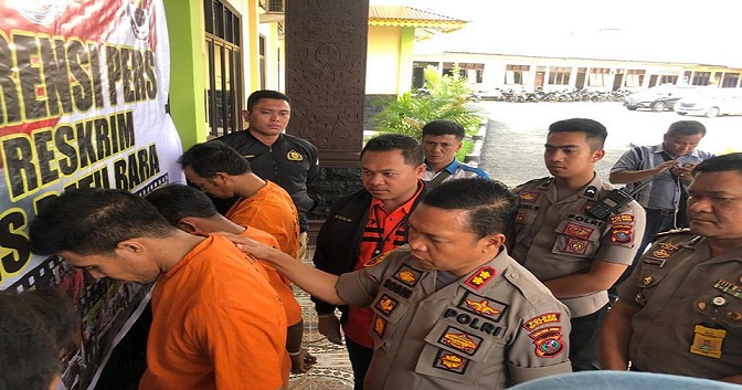 Kapolres Batubara AKBP Robin Simatupang didampingi Kasat Reskrim AKP Pandu Winata saat siaran pers di halaman Mapolres Batubara, Kecamatan Lima Puluh, Rabu, (11/12/2019)