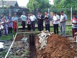 Selasa (3/12) pukul 16.00 Wib. Acara diawali dengan ibadah dipimpin oleh Pimpinan Resort HKBP Dolok Ilir Pdt.James Jhon Pakpahan didampingi Pimpinan Jemaat C.Pdt Rinto Radin Sihombing serta Majelis (Parhalado).