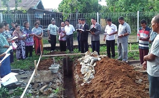 Selasa (3/12) pukul 16.00 Wib. Acara diawali dengan ibadah dipimpin oleh Pimpinan Resort HKBP Dolok Ilir Pdt.James Jhon Pakpahan didampingi Pimpinan Jemaat C.Pdt Rinto Radin Sihombing serta Majelis (Parhalado).