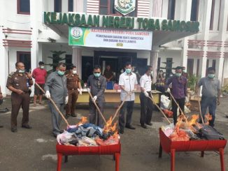 Kejaksaan Negeri Toba Samosir Rabu,(11/12/2019) laksanakan pemusnahan Barang Bukti (BB) dalam perkara Tindak Pidana Umum lain dari 86 (Delapan Puluh Enam)