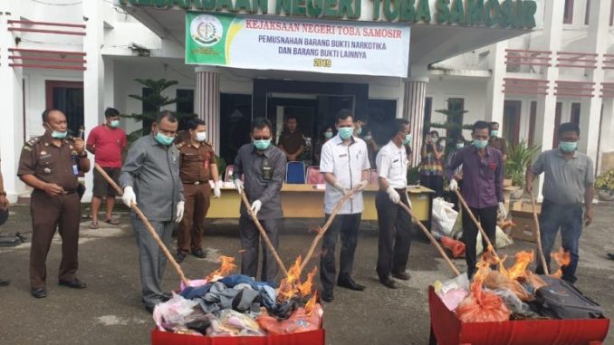 Kejaksaan Negeri Toba Samosir Rabu,(11/12/2019) laksanakan pemusnahan Barang Bukti (BB) dalam perkara Tindak Pidana Umum lain dari 86 (Delapan Puluh Enam)