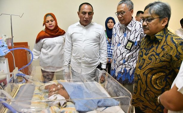 Edy memasuki ruang NICU dan melihat langsung kondisi bayi. Berjenis kelamin laki-laki, keduanya berbaring lemah dan sedang dalam perawatan intensif.