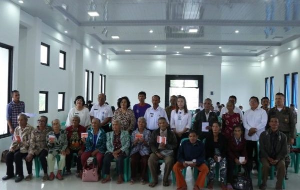 Bantuan Sosial (Bansos) kepada warga Lanjut Usia (Lansia) di Kecamatan Silaen, Ketua TP.PKK Toba Samosir (Toba) Ny. Brenda Ritawati Darwin Siagian melakukan hal yang sama kepada warga Habinsaran di kantor Camat Habinsaran , Rabu (11/12/2019).