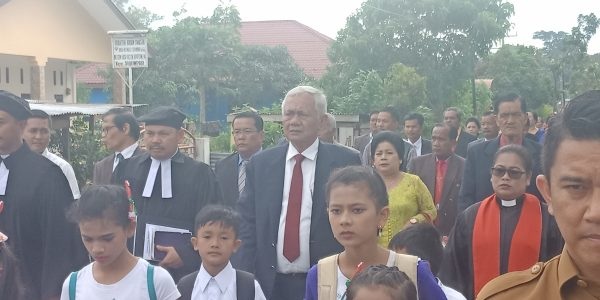 Natal Oikumene Kecamatan Sigumpar dihadiri oleh Bupati Toba Samosir Tobasa (Tobasa) Darwin Siagian, dengan Thema “Hiduplah Sebagai Sahabat Bagi Semua Orang” yang berlangsung dengan Khidmat dan meriah bertempat di Gereja HKBP Sigumpar, Selasa sore (10/12/2019).