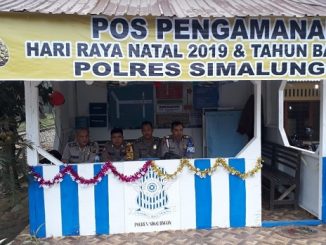 Personil Polsek Perdagangan Saat di seputaran jalan lintas perbatasan Perdagangan - Lima Puluh, Kabupaten Batubara tepatnya di Pos Pengamanan, Simpang Perlanaan, Nagori Perlanaan, Kecamatan Bandar, Kabupaten Simalungun. Rabu (25/12/2019) sekira pukul 09.00 Wib. 