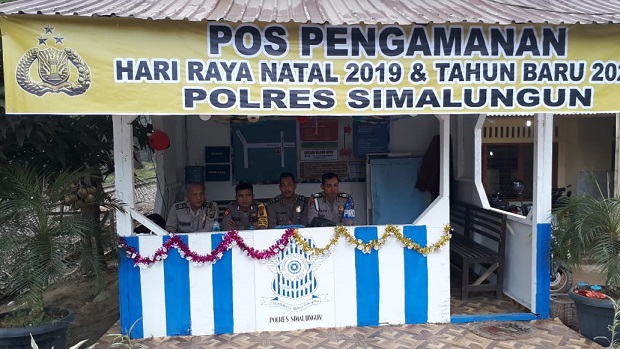 Personil Polsek Perdagangan Saat di seputaran jalan lintas perbatasan Perdagangan - Lima Puluh, Kabupaten Batubara tepatnya di Pos Pengamanan, Simpang Perlanaan, Nagori Perlanaan, Kecamatan Bandar, Kabupaten Simalungun. Rabu (25/12/2019) sekira pukul 09.00 Wib. 