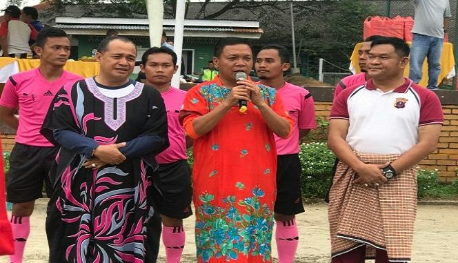 Daster yang dikenakan Bupati dan Kapolres adalah sebuah konstum yang sengaja disiapkan untuk acara bermain sepak bola dalam rangka memeriahkan HUT (Hari Jadi) ke 13 Kabupaten Batu Bara