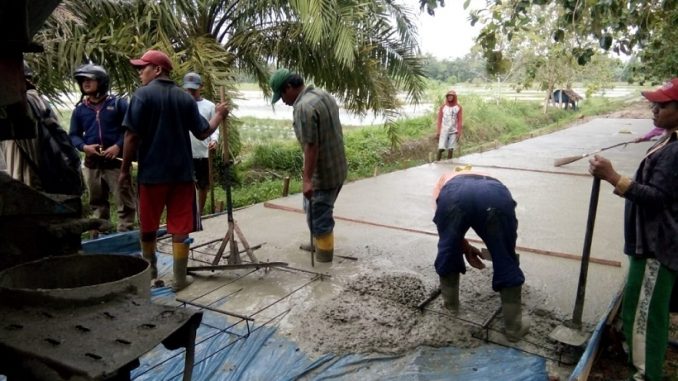 Pengerjaan Pengecoran Rabat Beton Tanpa Plank Proyek Dan Dalam Kondisi Hujan, Dikerjakan Asal Jadi Di Jalan Lingkungan SMA Negeri I Pematang Bandar, Kampung 3, Huta III Nagori Purbaganda, Kecamatan Pematang Bandar, Kabupaten Simalungun.