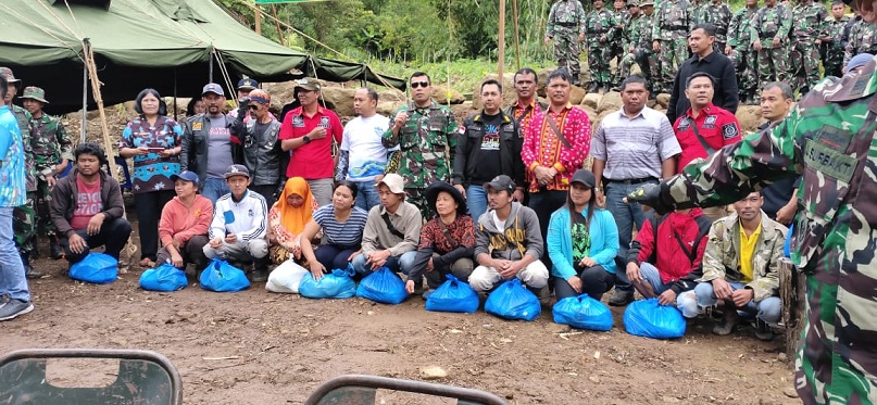 penyerahan bantuan berupa sembako kepada masyarakat sekitar lereng Sibayak