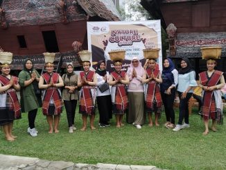 Featuring Sanggar Seni TBSC dgn tema acara Musik dan Tarian Batak dalam Satu Pentas.