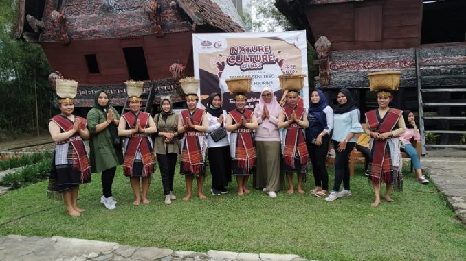 Featuring Sanggar Seni TBSC dgn tema acara Musik dan Tarian Batak dalam Satu Pentas.