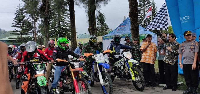 pelepasan crosser Karo Trail Mania oleh bupati Karo Terkelin Brahmana