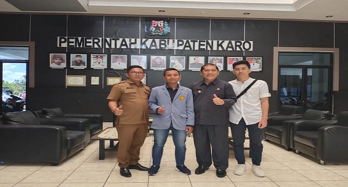 ketua panitia pagelaran musik dan budaya berpoto bersama Bupati Tanah Karo dan kepala dinas pariwisata dan kebudayaan di Kantor Bupati Kabanjahe