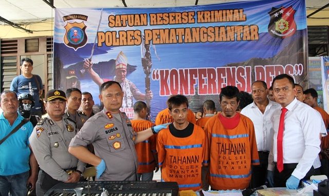 KAPOLRES Pematang Siantar AKBP Budi Pardamean Saragih SIK memimpin Press Conference, pengungkapan kasus pembobolan Toko Roti Ganda, Jumat (17/1/2020)