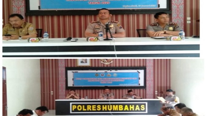 Kapolres Humbahas dengan Pemerintah Kabupaten Humbang Hasundutan melaksanakan Rapat Pembetukan UPP ( Unit Pemberantasan Pungutan Liar) Saber Pungli Kab. Humbahas di Aula DP Silitonga Polres Humbahas, Senin, ( 27/01/2020 )