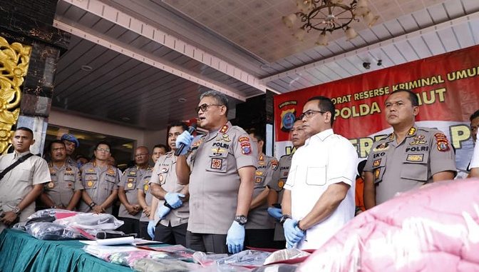 Kapolda Sumut pimpin konferensi perss pengungkapan kasus pembunuhan terhadap Hakim Pengadilan Negeri Medan. Rabu (08/01/20) di lobby Adhi Pradana Mapolda Sumut