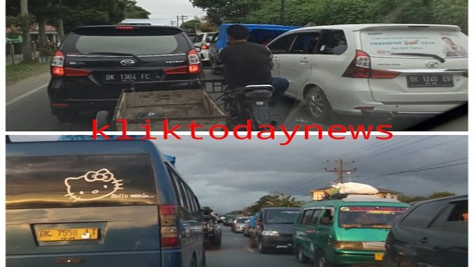 Ribuan kendaraan sudah mulai keliatan memadati ruas jalan Jalinsum di Tobasa dari Balige sampai ke Porsea pada hari Jumat ( 03/01/2019 ) dari jam 13.00 sampai malam ini