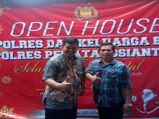 Sebelah kiri : Rocky Marbun, Sebelah Kanan : Bangun Pasaribu saat menghadiri Open House Kapolres Pematangsiantar