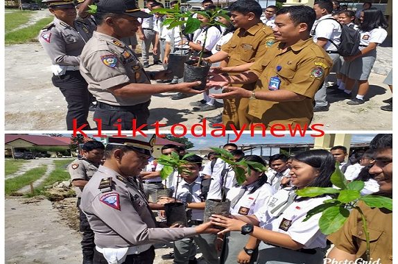 Kapolres Tobasa AKBP Waluyo mengajak anak-anak sekolah dan para guru mengajak tanam sejuta pohon, di tempat taman Lestari Polres Tobasa Senin, ( 06/01/2020)