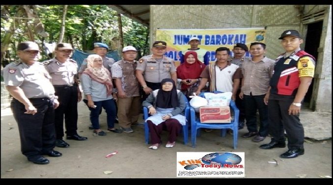 Jajaran Polsek Perdagangan Bersama Keluarga Nurhayati Pada Jumat Barokah Di Huta IV Nagori Purwodadi, Kecamatan Pematang Bandar, Kabupaten Simalungun. Jumat (10/01/2020) sekira jam 10.30 Wib.