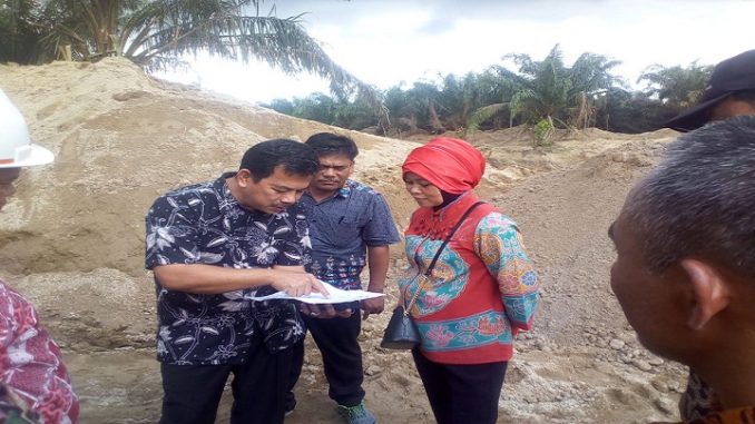 Dirut PTPN IV Siwi Peni Saat Menerima Laporan Ketua TimPelaksanaan Penanggulangan Bencana Alam Hanafi Purba di Lokasi BC Areal Afdeling 3, Unit Kebun Marihat, Kecamatan Tanah Jawa, Kabupaten Simalungun