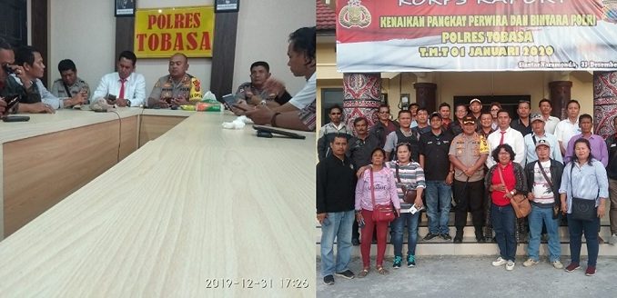 Kompol Efendi Sinaga dan Kasat Reskrim, AKP Nelson Sipahutar kepada wartawan di ruangan Vitcom Polres Tobasa, Selasa (31/12/2019).