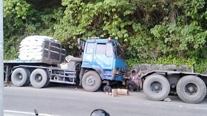 Truk Bawa Pupuk Subsidi Masuk Drainase di Parapat di Lintas Siantar-Parapat ,Sibaganding 30/01/2020 Sekira pukul 23:00 Wib