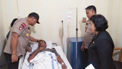 Ket foto: Kapoldasu Irjen Pol Drs. Martuani Sormin, M.Si saat membesuk Aiptu Basmi Ginting di ruang VIP RSU Kabanjahe. foto terkelinbukit.