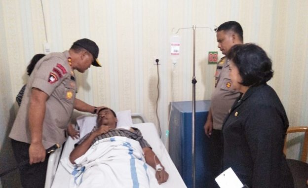 Ket foto: Kapoldasu Irjen Pol Drs. Martuani Sormin, M.Si saat membesuk Aiptu Basmi Ginting di ruang VIP RSU Kabanjahe. foto terkelinbukit.