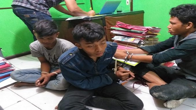 Para tersangka di tangkap melalui drama kejar kejaran, masing masing IM alias Indra (22), PMP alias Putra alias Maulana (17), dan NM alias Nopri alias Anto (16)