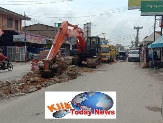 Ket Poto : Pembongkaran median Jalan Merdeka Menuju Ujung BomTanjung Tiram dilakukan, kamis 13/2/2020