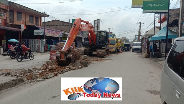 Ket Poto : Pembongkaran median Jalan Merdeka Menuju Ujung BomTanjung Tiram dilakukan, kamis 13/2/2020