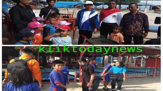 dilakukan bersama masyarakat, pegawai dari Dinas Lingkungan Hidup dan beberapa pejabat di lingkungan Pemerintah Kabupaten Tobasa Samosir,anak didik dari PAUD Rahel dan Anak sekolah SDN 5 Balige.